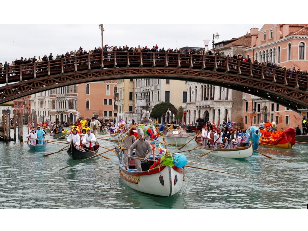 parade topeng di venesia