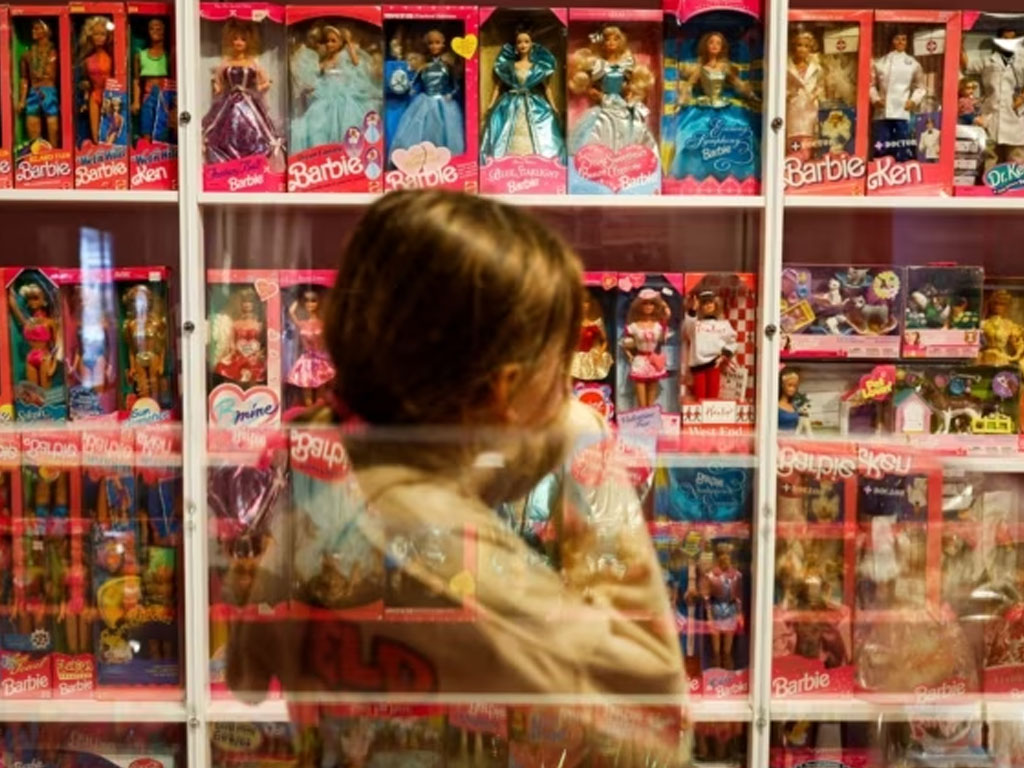 anak perempuan lihat pameran barbie di selandia baru