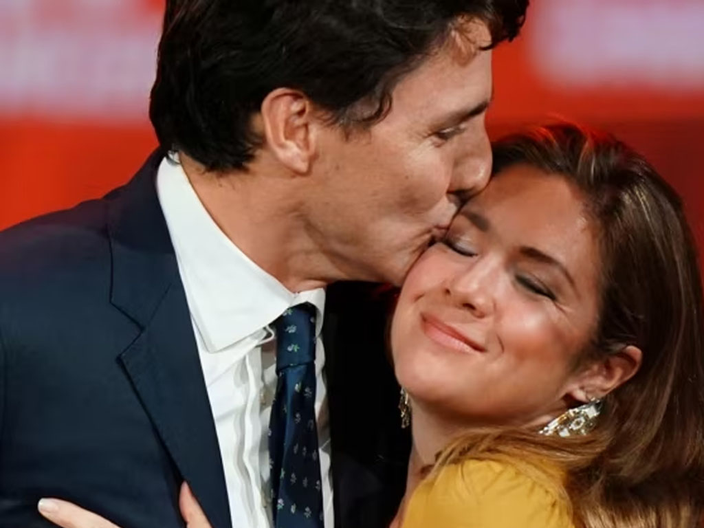 Trudeau mencium istrinya Sophie