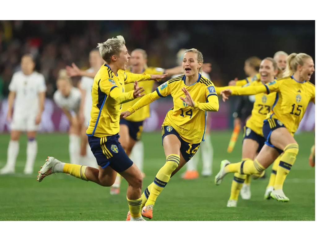 pemain swedia rayakan kemenangan