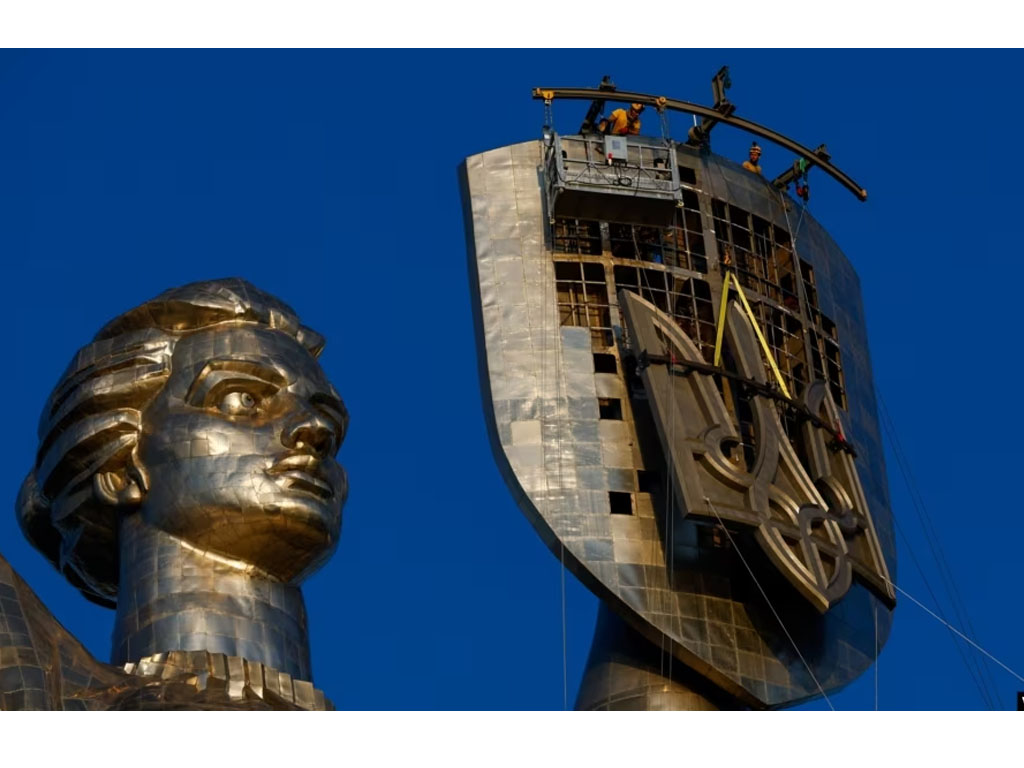 lambang ukraina di monumen