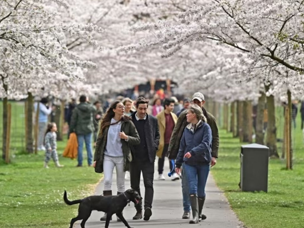 warga berjalan di london