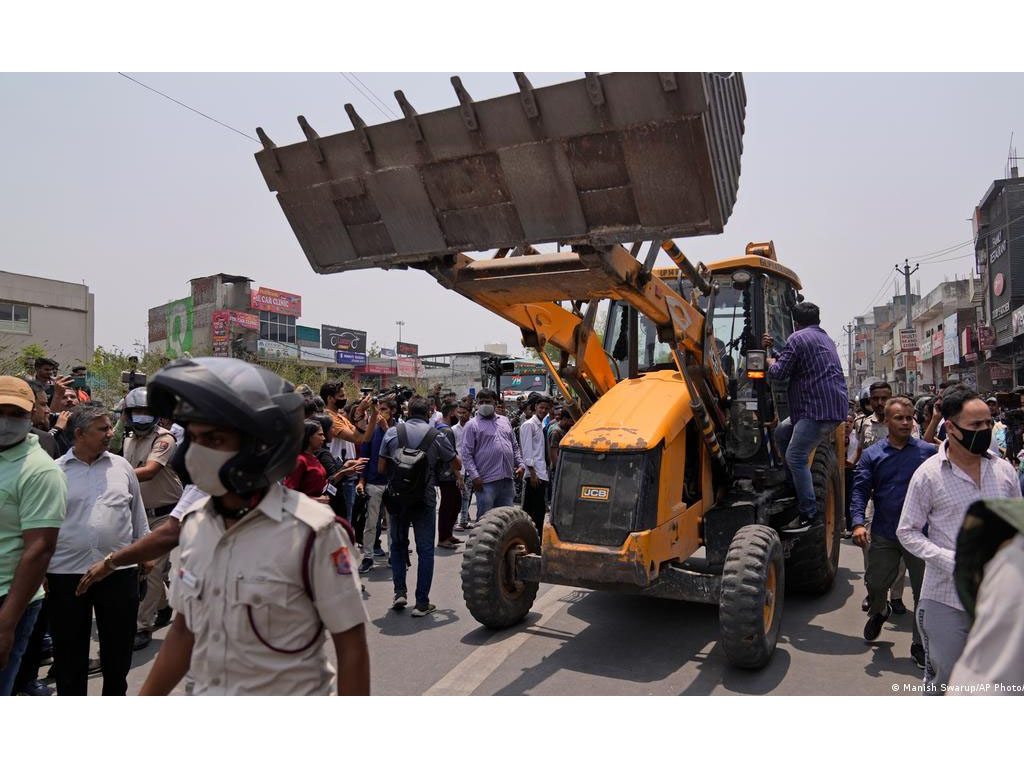 buldoser rusak masjid di india