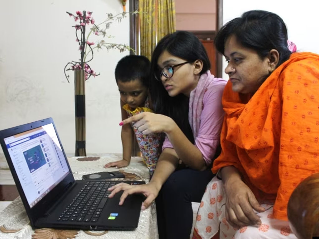 anak buka facebook di bangladesh