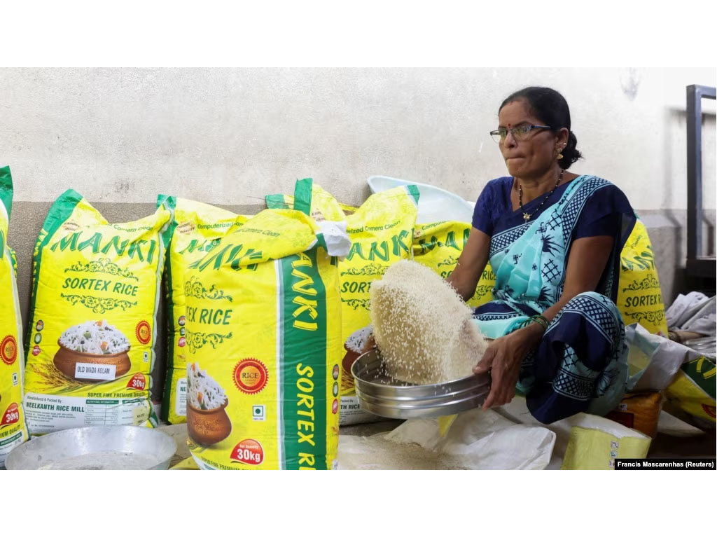 seorang penjual beras di mumbai