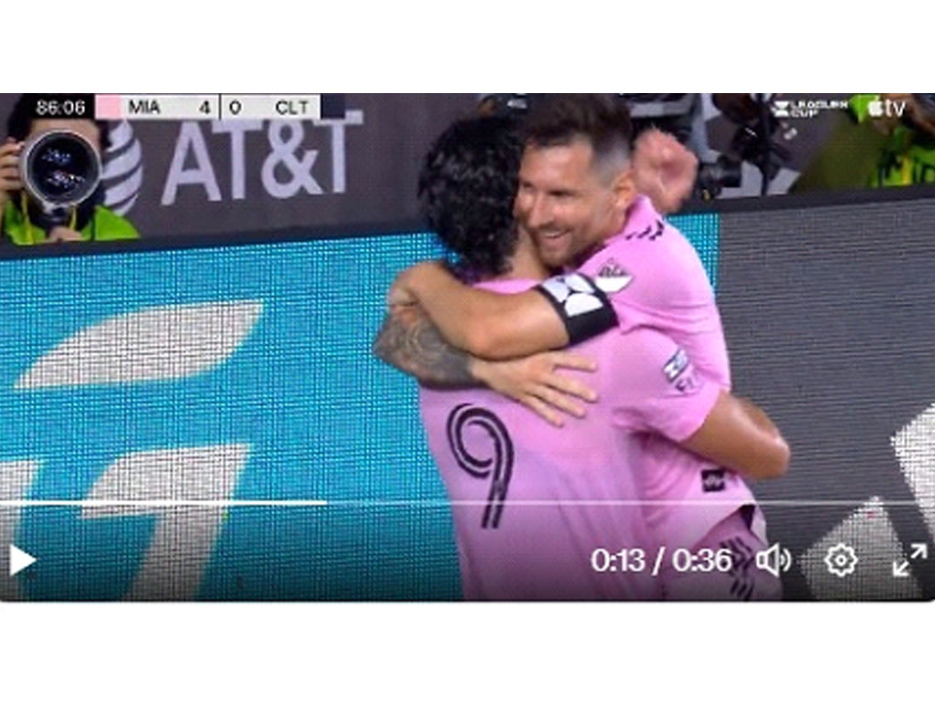 messi rayakan gol ke gawang chalotte
