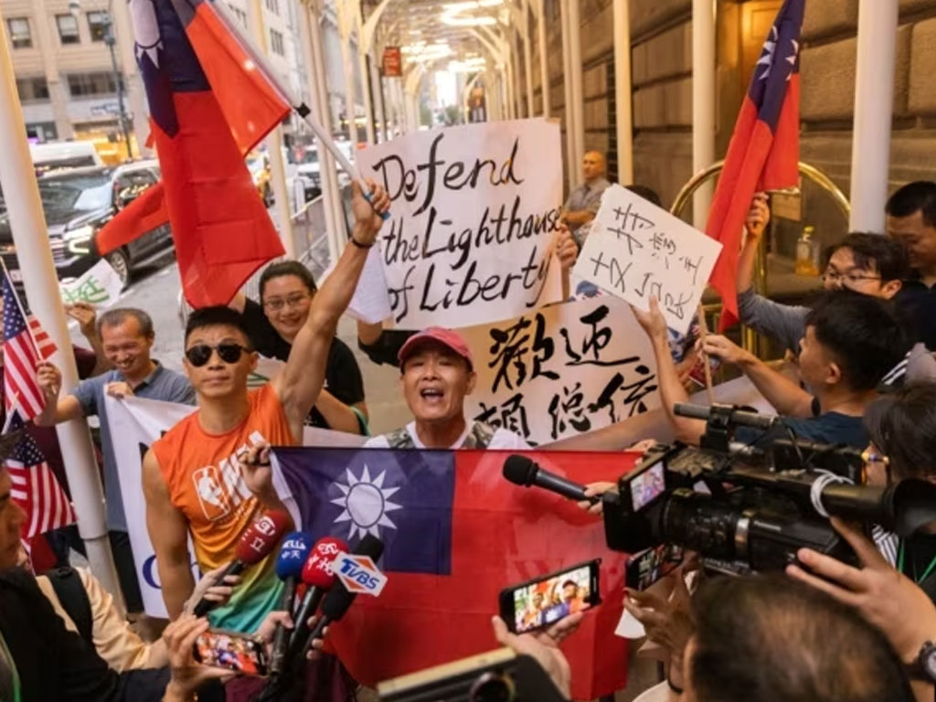 pendukung sambut wapres taiwan di NY