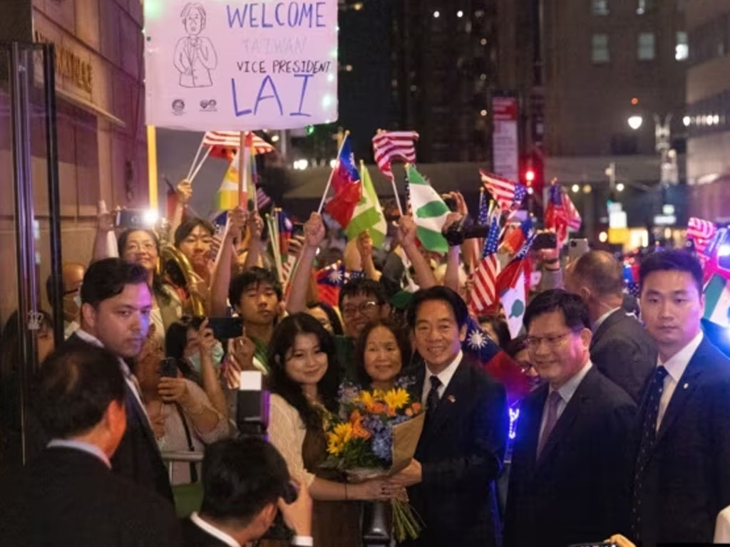 pendukung sambut wapres taiwan di hotel di NY