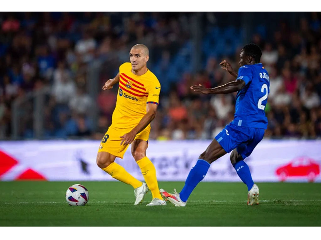 pemain barca dan getafe berebut bola