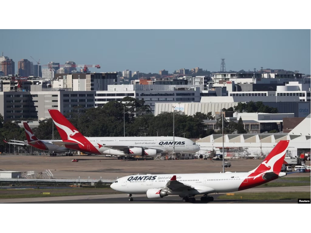 pesawat qantas di bandara sydney