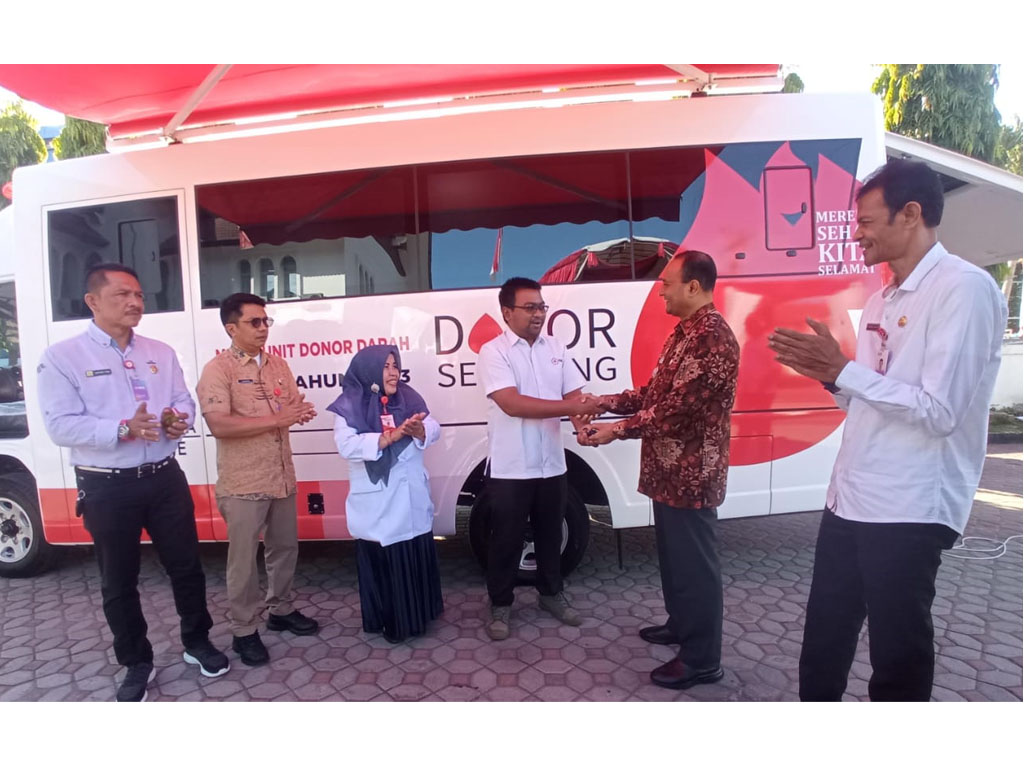 pemkot lhokseumase serahkan ambulans