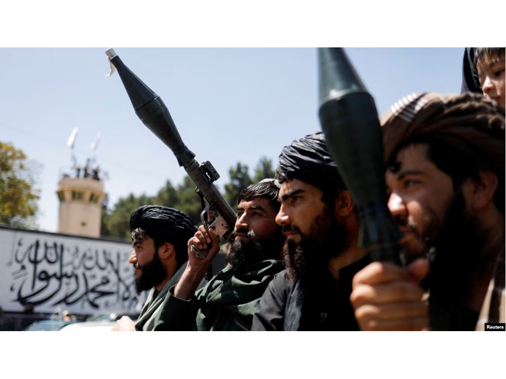 tentara taliban rayakan dua tahun kemenangan
