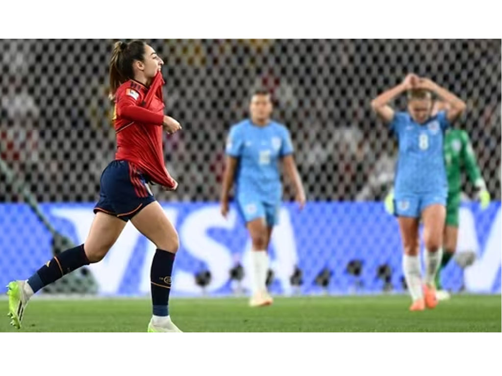 pemain spanyol rayakan gol ke gawang inggris wanita