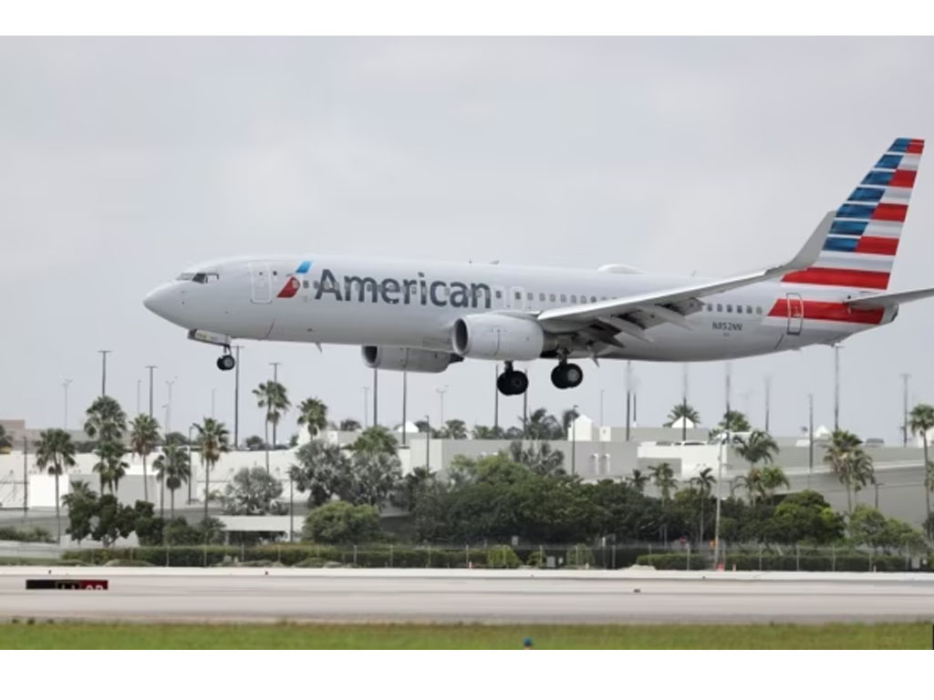 American Airlines Boeing 737-823 mendarat di Miami