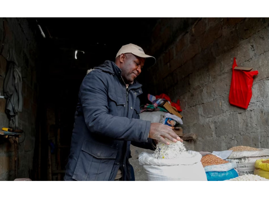 Francis Ndege penjual beras di Kenya