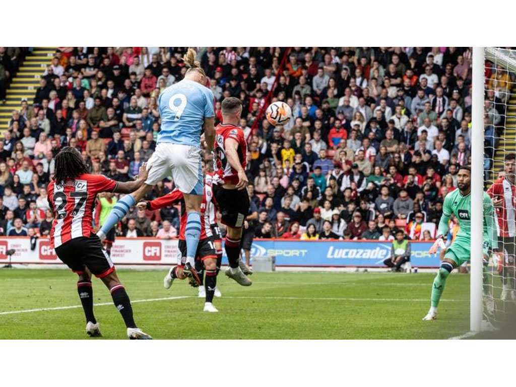Haaland sundul bola ke gawang Sheffield