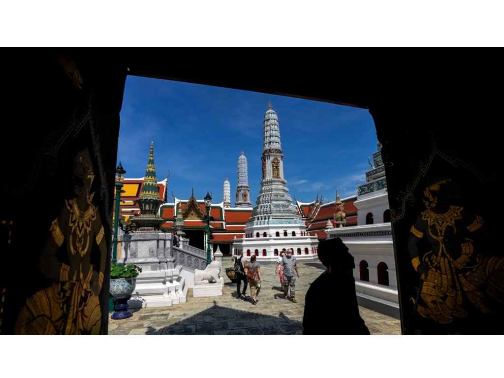 wisaatawan di grand palace bangkok