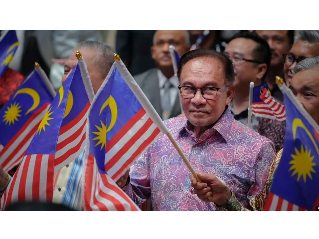 pm anwar ibrahim kibarkan bendera malaysia