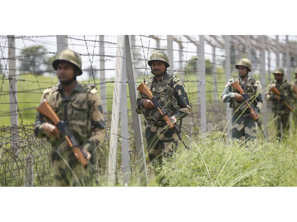 Tentara India tengah berpatroli di perbatasan