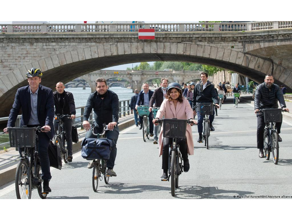 bersepda di paris bersama wali kota