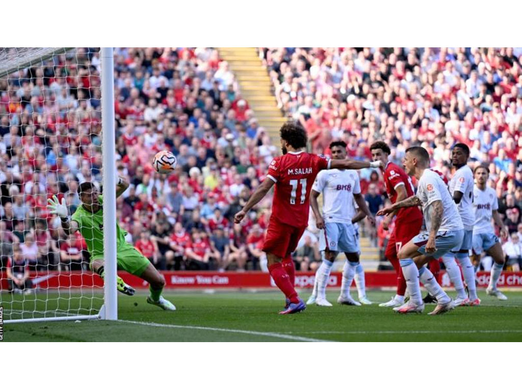 salah cetak gol ke gawang villa