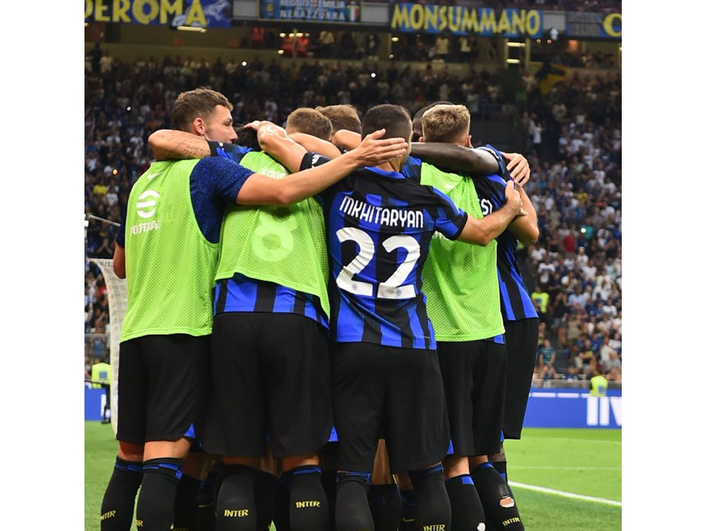 pemain inter rayakan gol