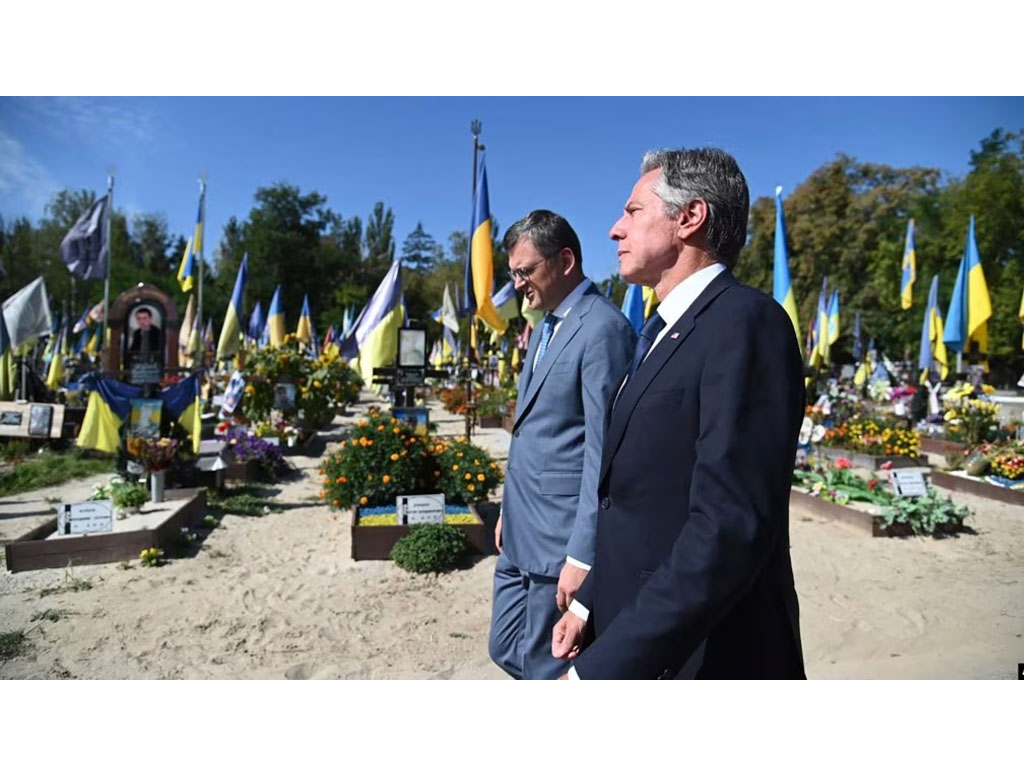 Menlu Blinken dan Menlu Ukraina di pemakaman Kyiv