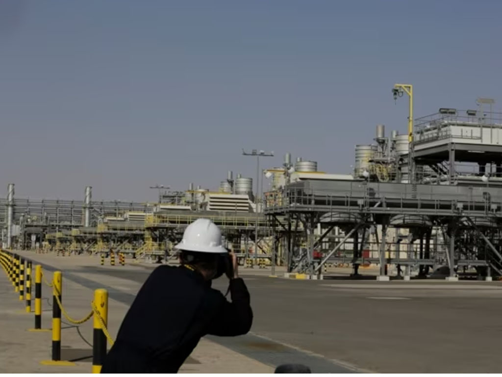 memotret ladang minyak arab saudi