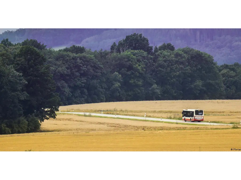 bus melintas di pedesaan jerman