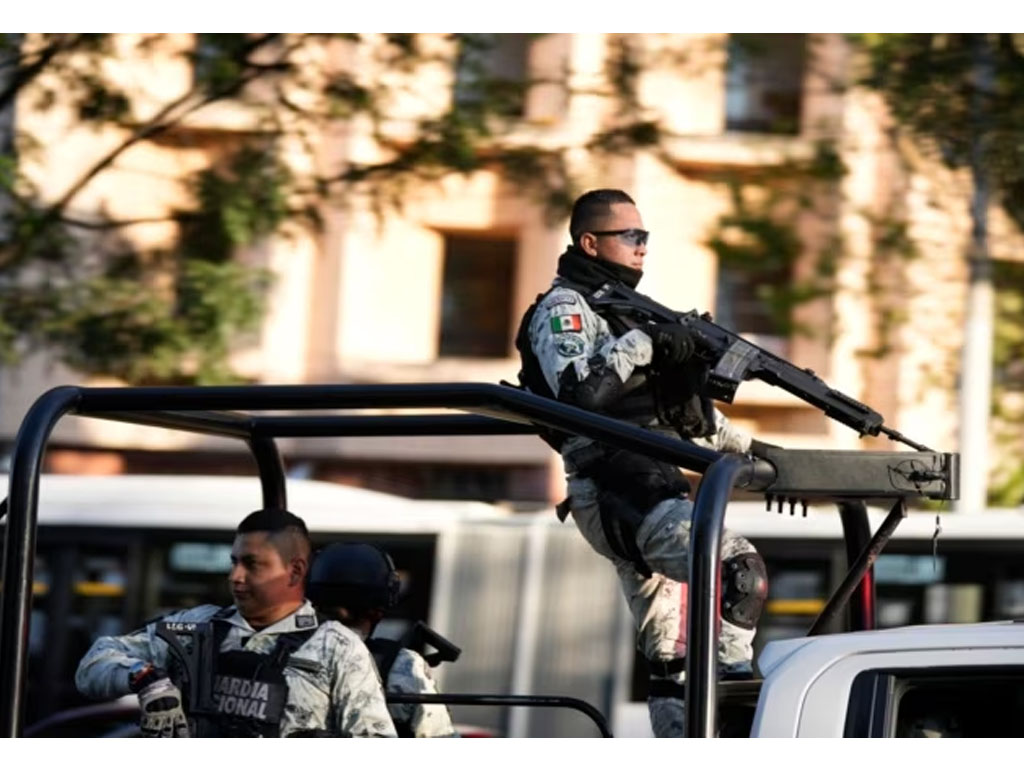 petugas keamanan jaga gedung kejaksaan di meksiko