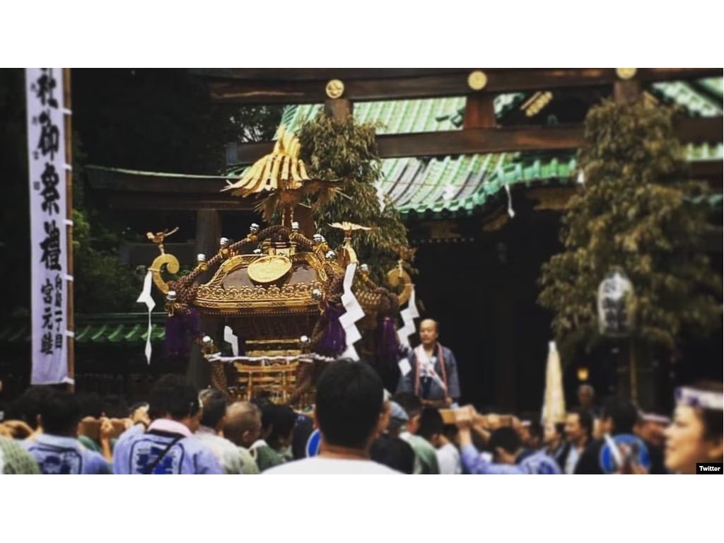 Arak-arakan mikoshi di Kuil Ushijima Tokyo