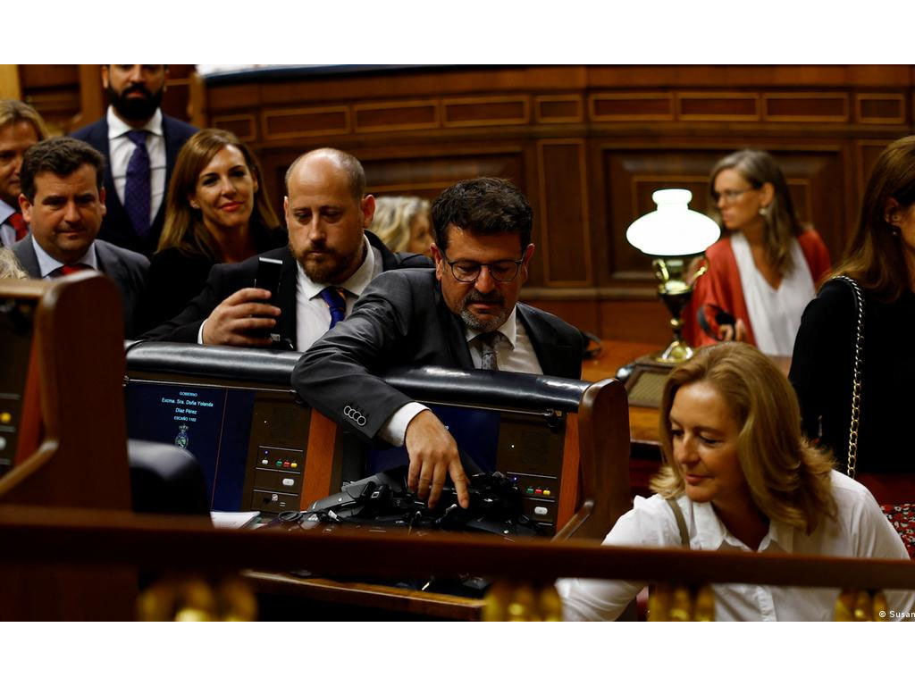 anggota parlemen spanyol tanggallan earphone