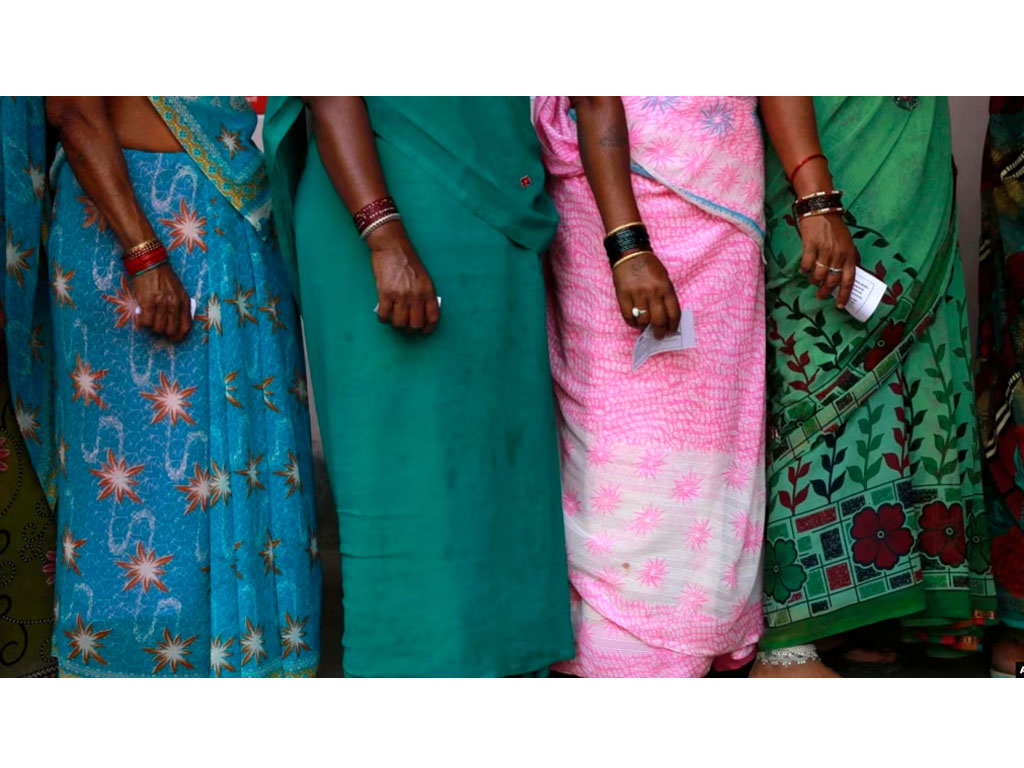 perempuan india antre pemilu