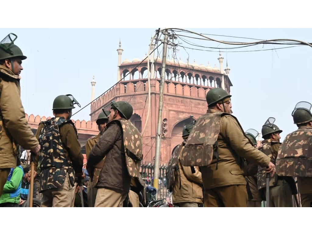 polisi berjaga di masjid di India