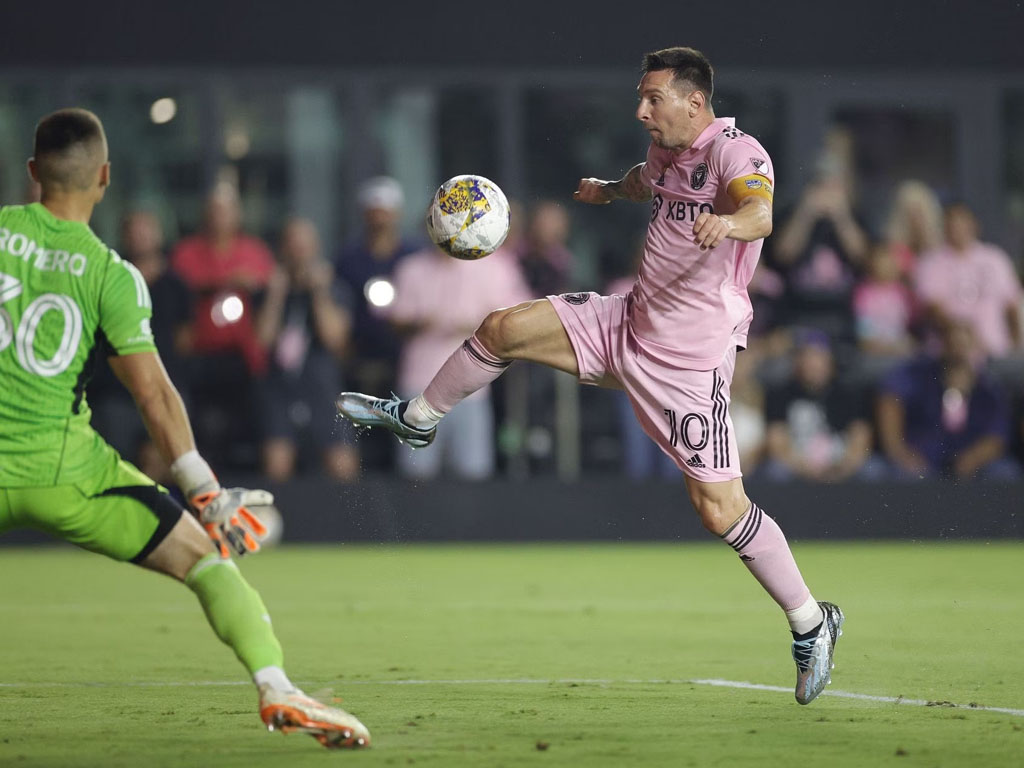 messi kontrol bola