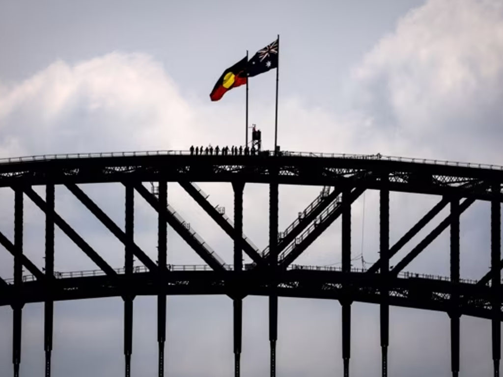 wisatawan di jembatan sydney