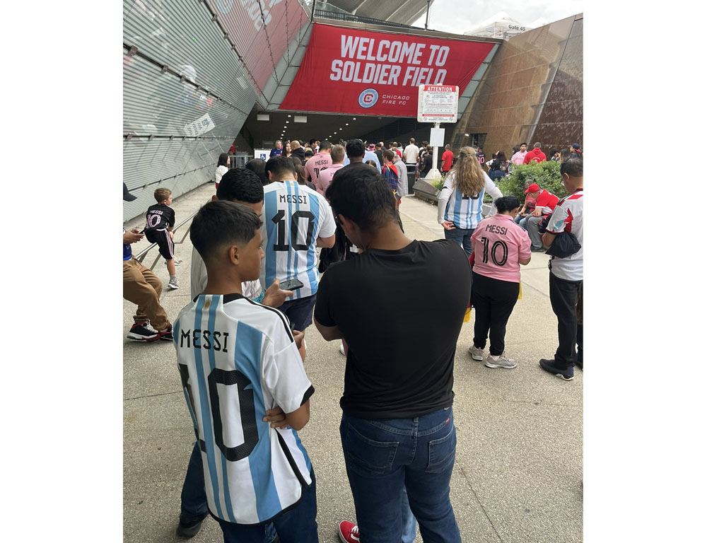 fan messi di pintu masuk stadion