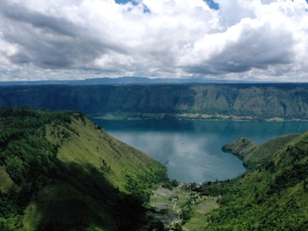 Danau Toba dilihat dari Sigapitan
