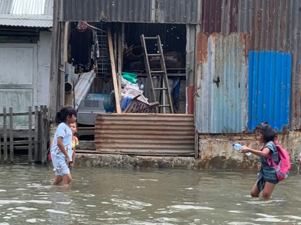 anak anak main di banjir rob di belawan