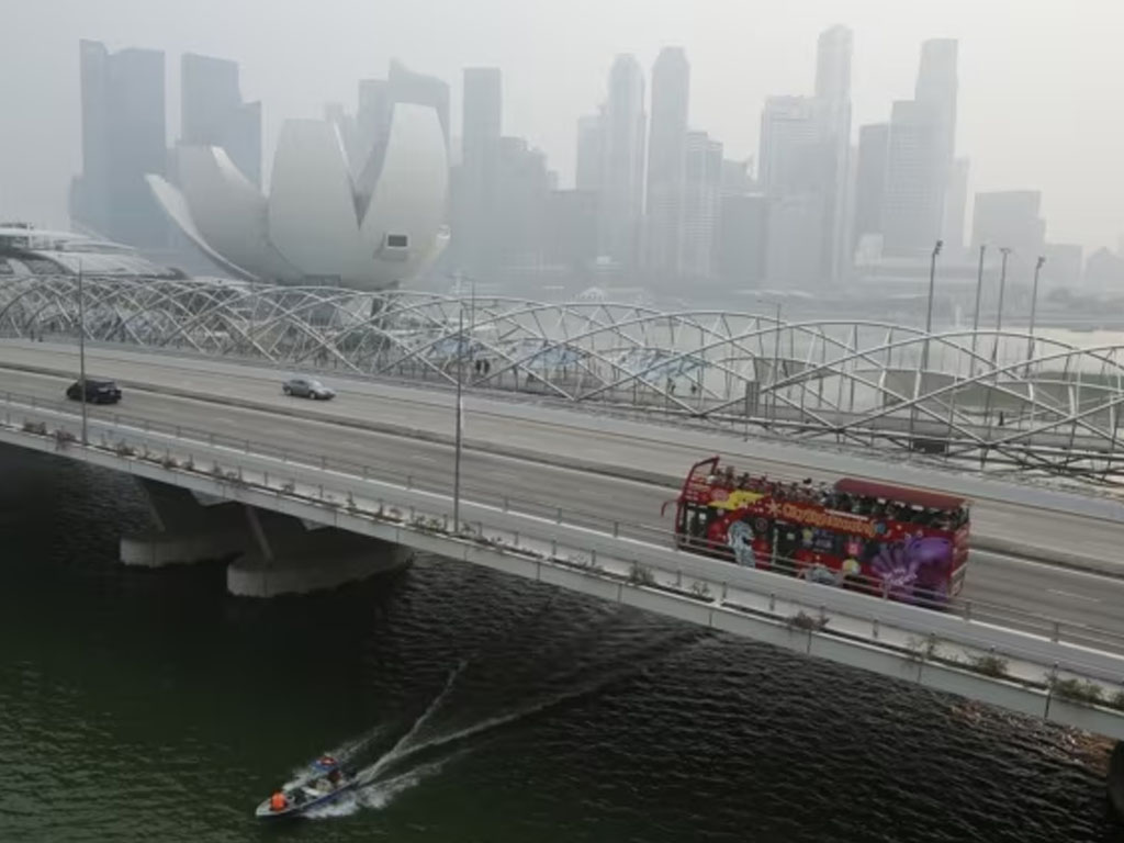 bus wisata menembus kabut di Singapura