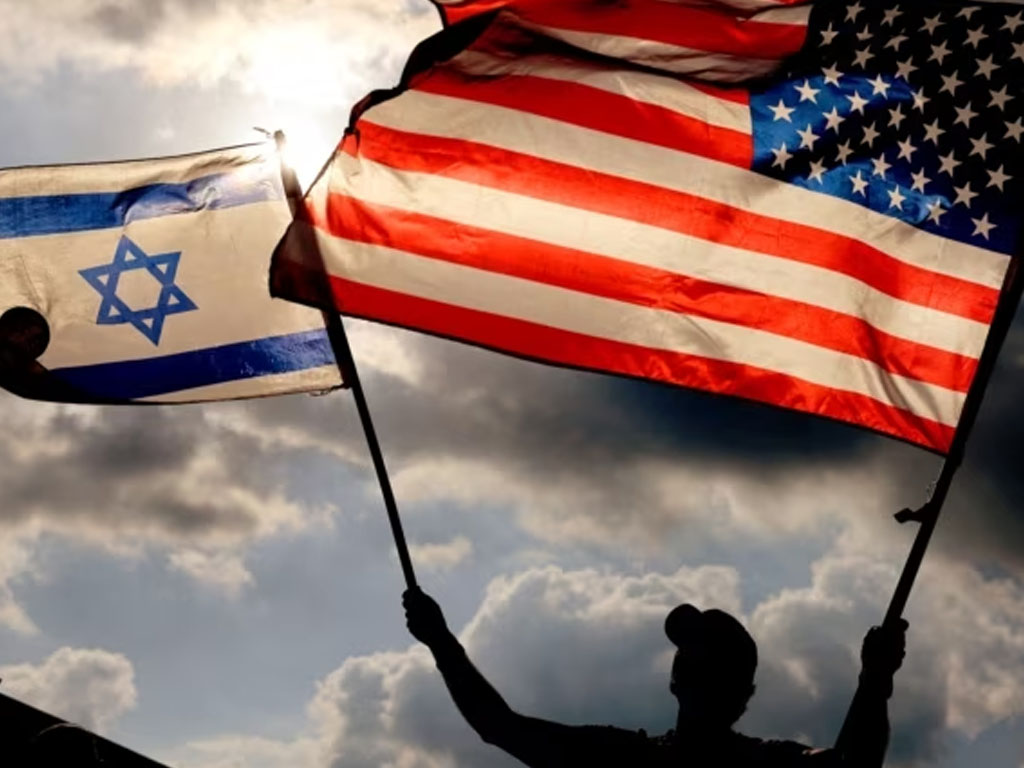 pengunjuk rasa bawa bendera AS dan Israel