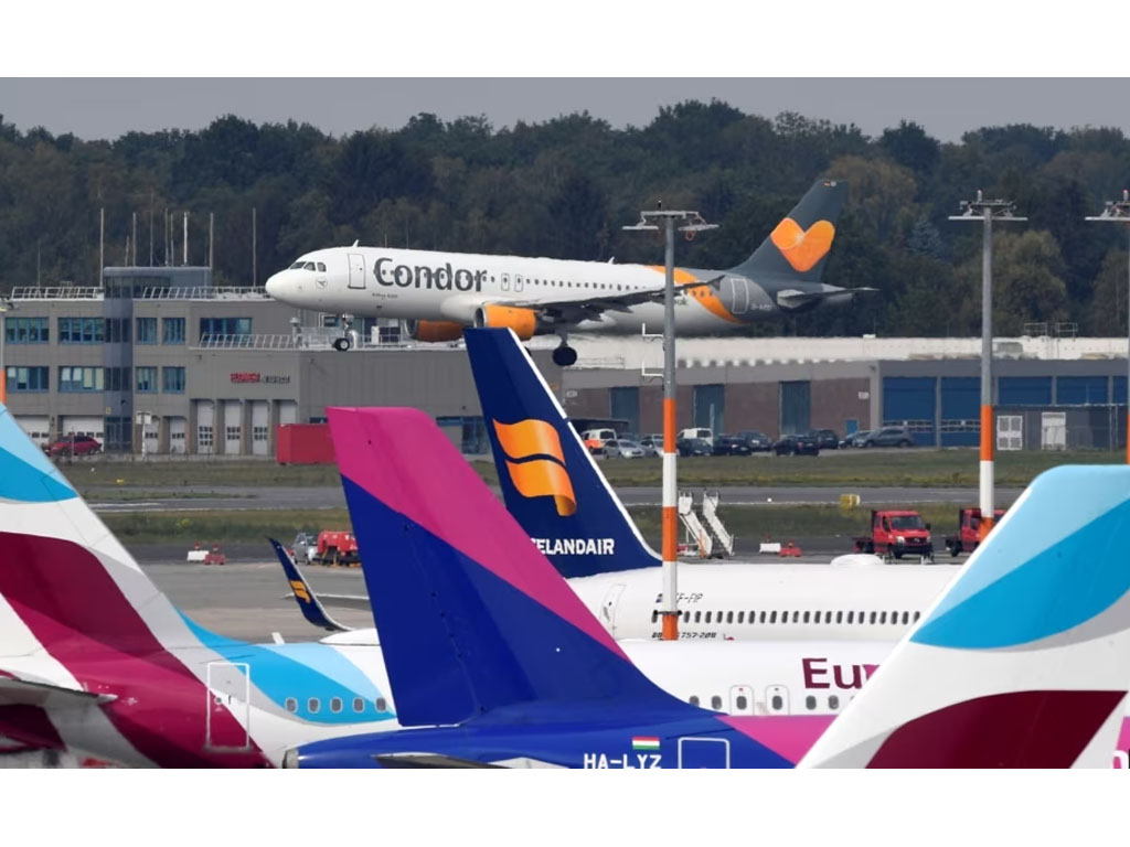 Condor Airlines mendarat di bandara di Hamburg