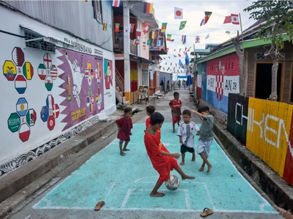 anak main sepak bola di Sulbar