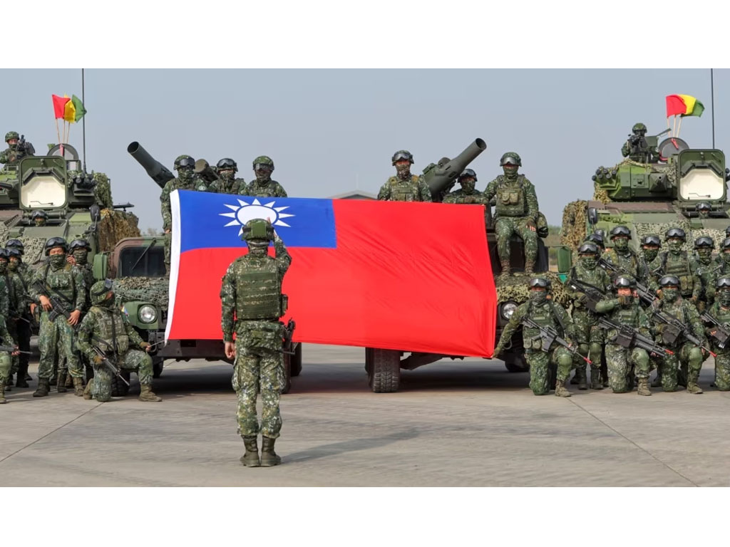 Tentara mengibarkan bendera Taiwan