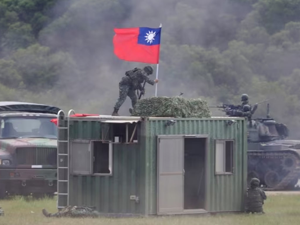 Seorang tentara memegang bendera nasional Taiwan