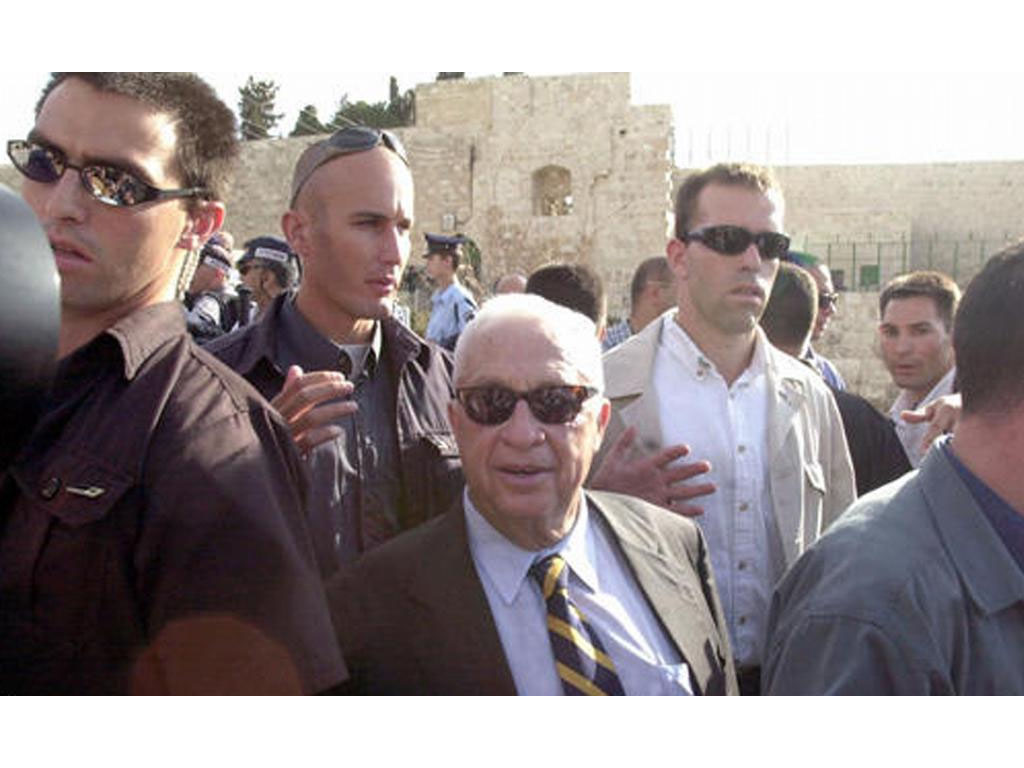 Foto Ariel Sharon sedang mengunjungi Bukit Bait Suci