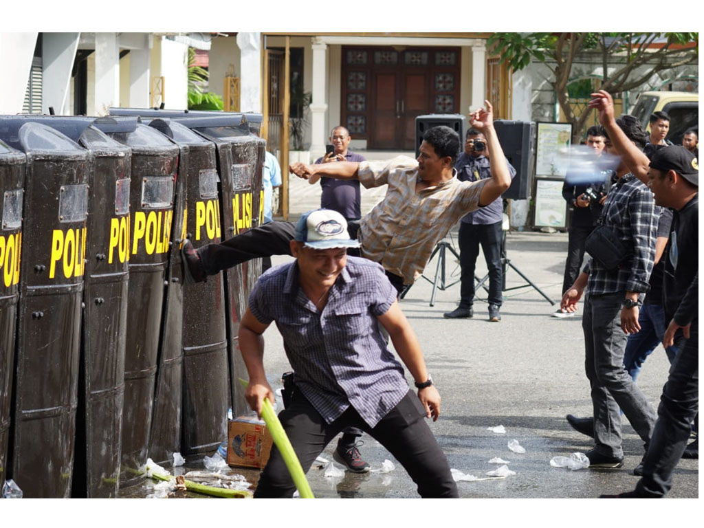 simulasi atasi kericuhan pemilu brimob aceh3