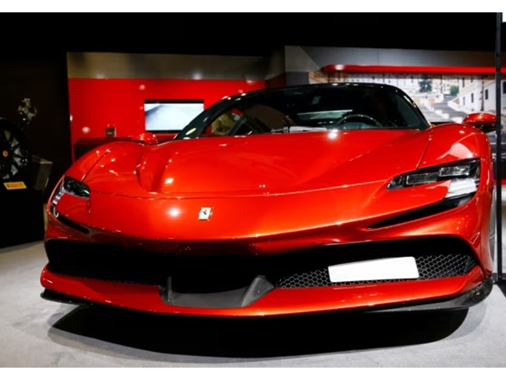 Mobil sport hybrid Ferrari SF90 Stradale di Auto Zurich Car Showi Zurich