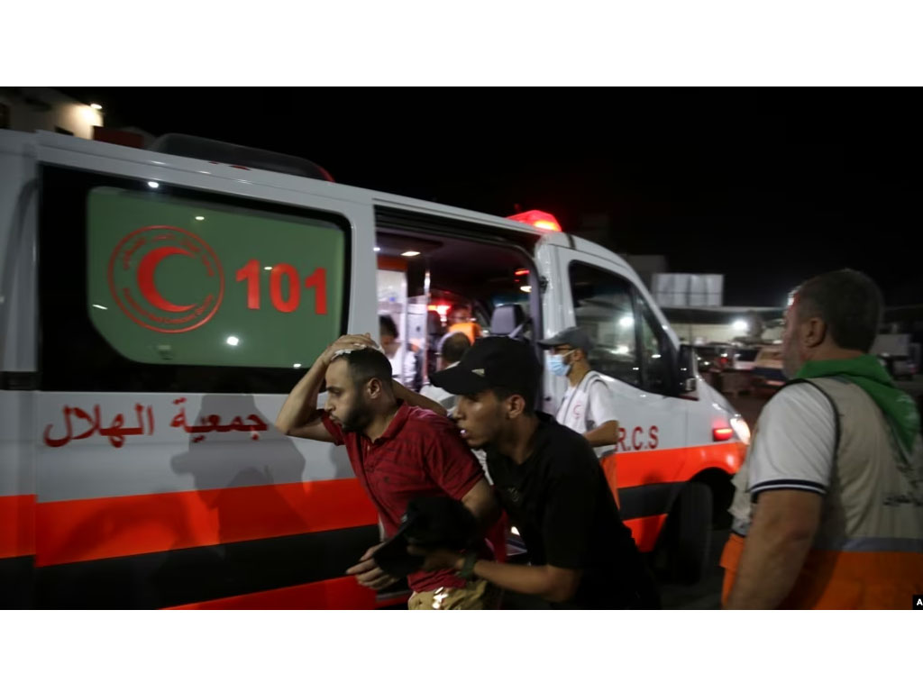 petugas medis bantu warga yang terluka di gaza