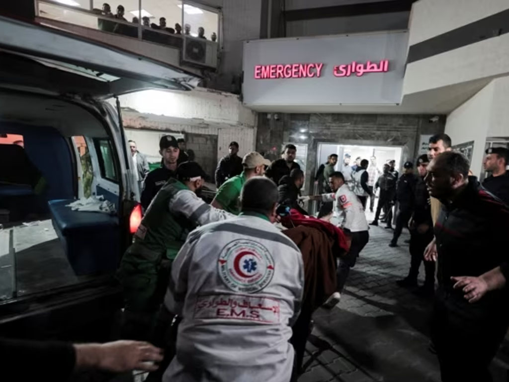 petugas medis bawa warga terluka ke RS di gaza